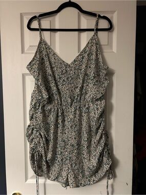 SHEIN Green Floral Camisole Romper with Daisy Print